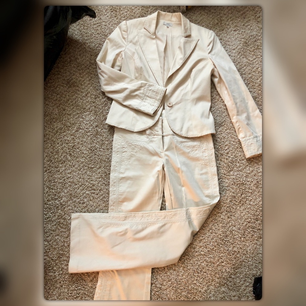 Caché pant suit! Embroidered jacket and pants set, size 10.
